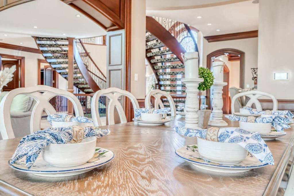Holiday home French Chateau W/swim & Theatre: 11,700 Sqft Calgary