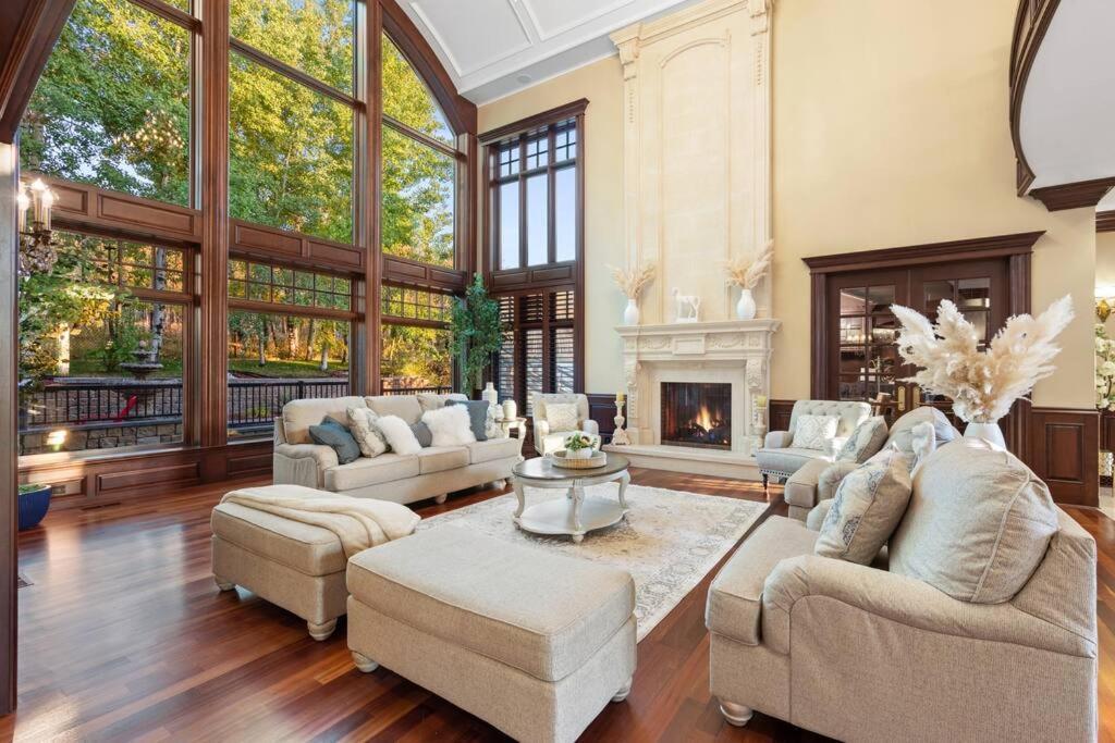 French Chateau W/swim & Theatre: 11,700 Sqft Holiday home
