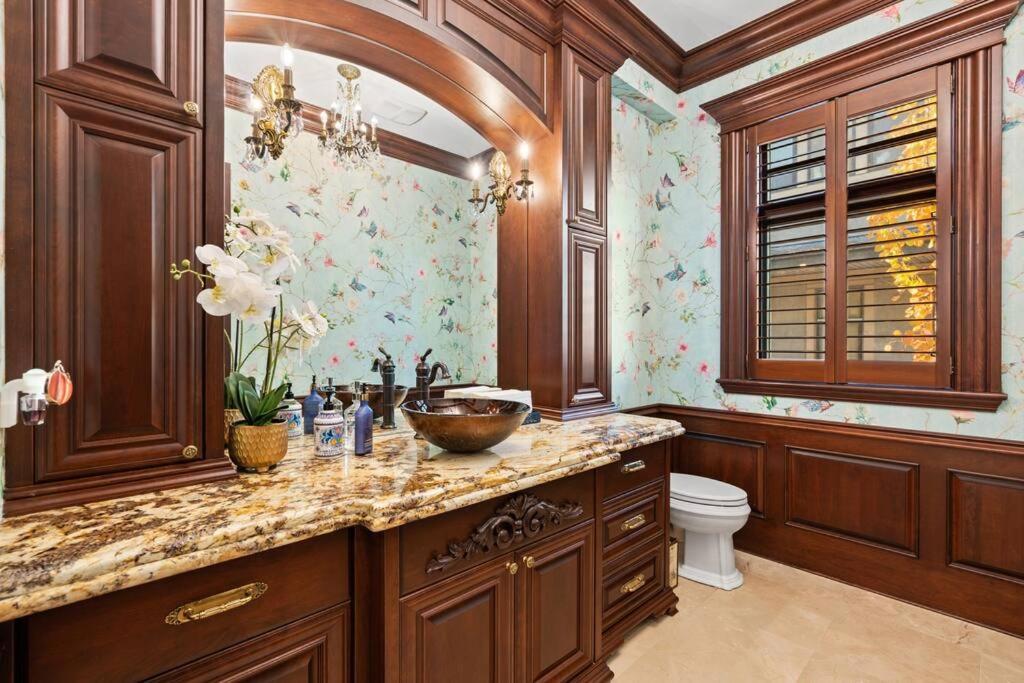 French Chateau W/swim & Theatre: 11,700 Sqft Holiday home *