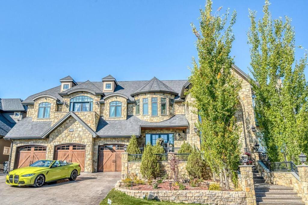 French Chateau W/swim & Theatre: 11,700 Sqft Holiday home *