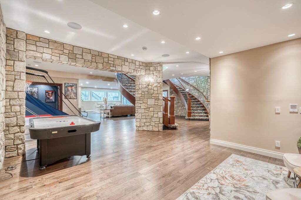Holiday home French Chateau W/swim & Theatre: 11,700 Sqft Calgary