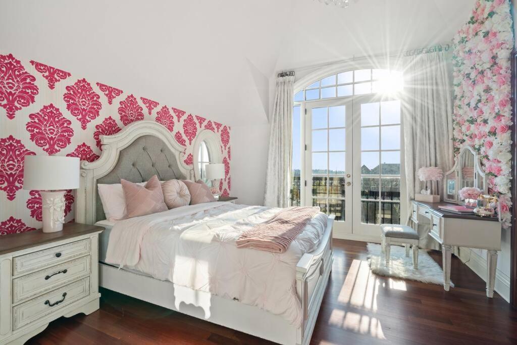 Holiday home French Chateau W/swim & Theatre: 11,700 Sqft Calgary