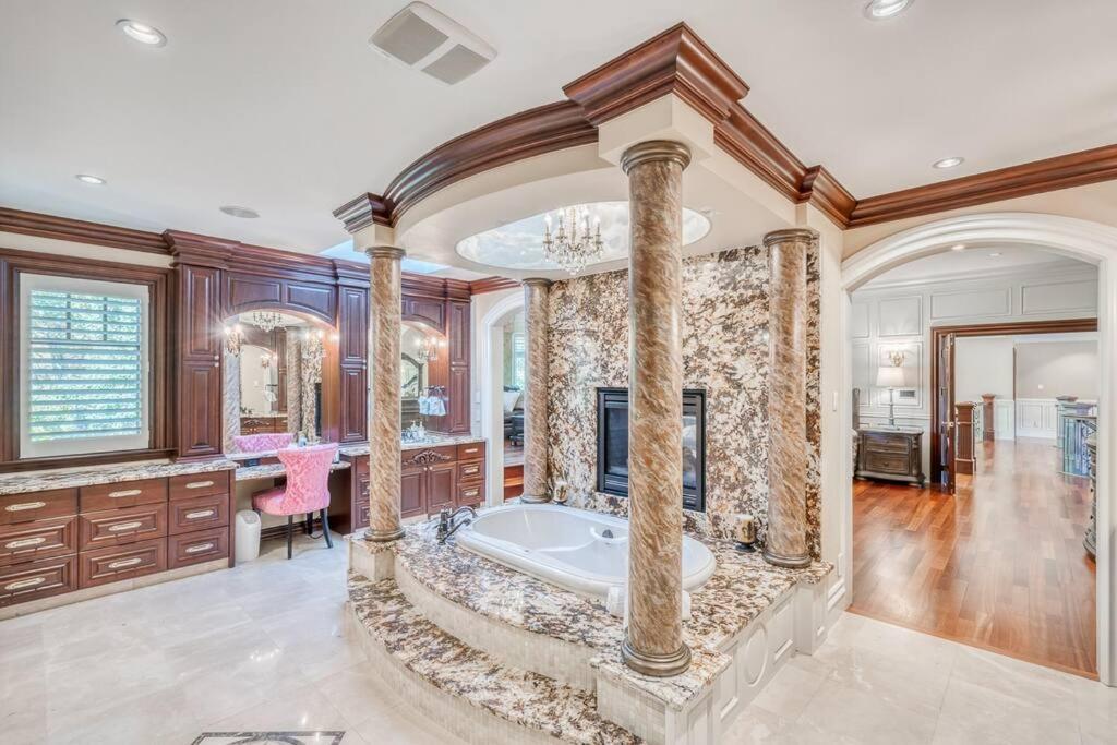 French Chateau W/swim & Theatre: 11,700 Sqft Holiday home *