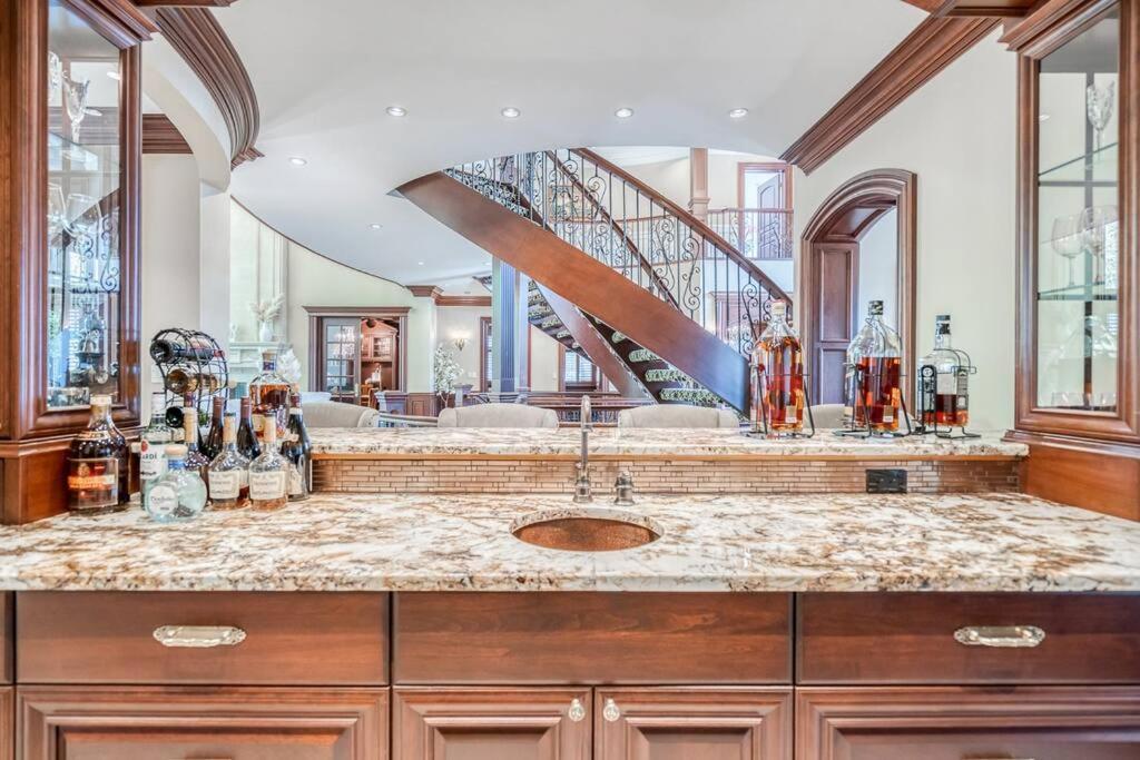 French Chateau W/swim & Theatre: 11,700 Sqft Holiday home Calgary