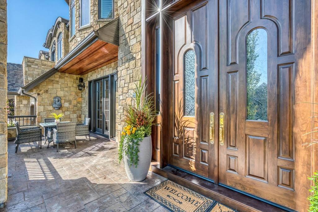 French Chateau W/swim & Theatre: 11,700 Sqft Holiday home *