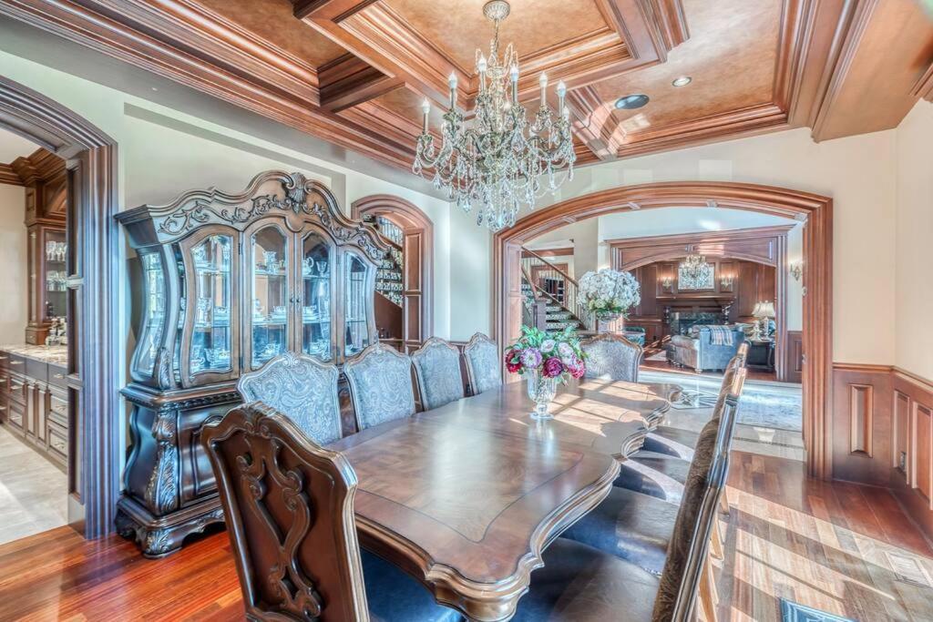 Holiday home French Chateau W/swim & Theatre: 11,700 Sqft Calgary