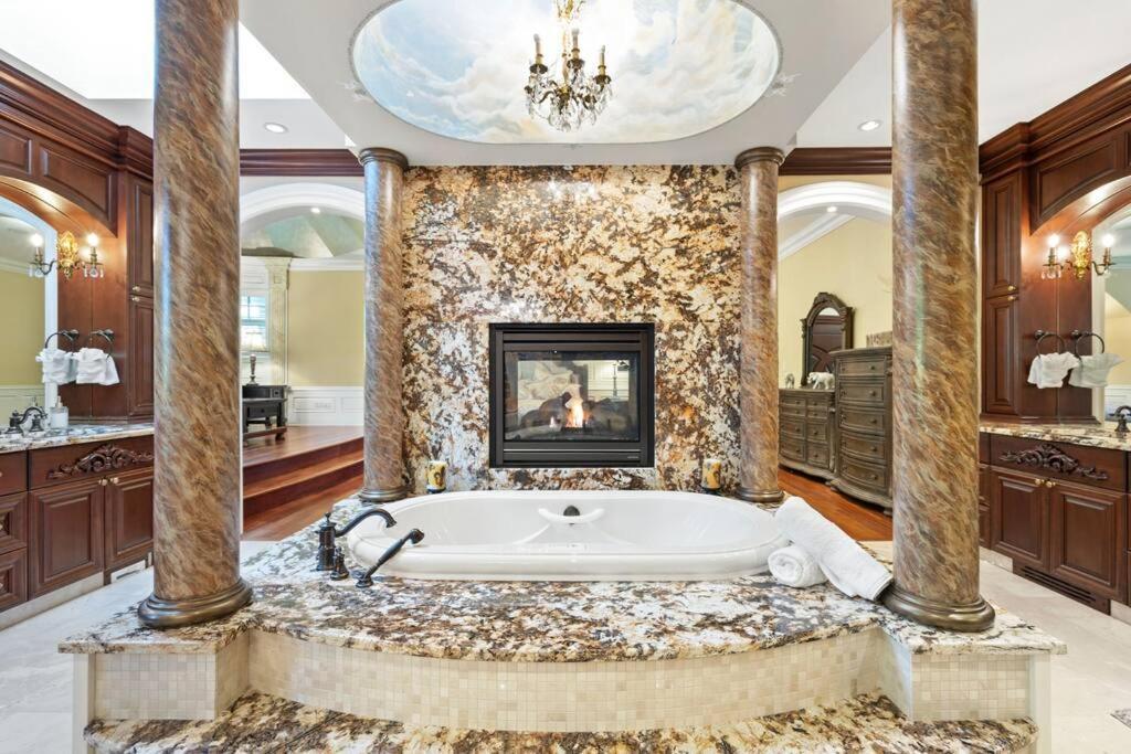 French Chateau W/swim & Theatre: 11,700 Sqft Holiday home Calgary