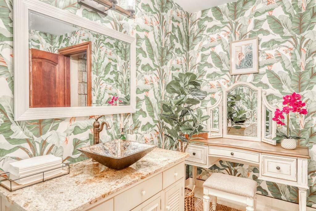French Chateau W/swim & Theatre: 11,700 Sqft Holiday home Calgary