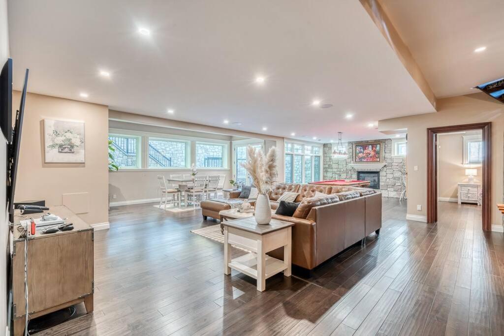 French Chateau W/swim & Theatre: 11,700 Sqft Holiday home Calgary