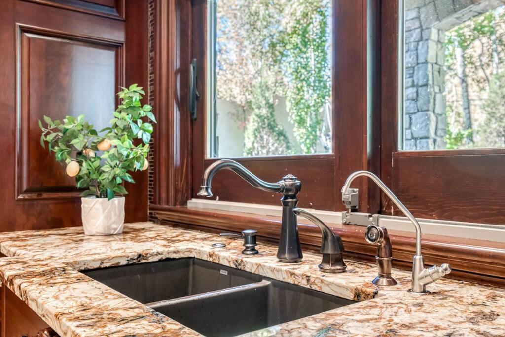 French Chateau W/swim & Theatre: 11,700 Sqft Holiday home Calgary