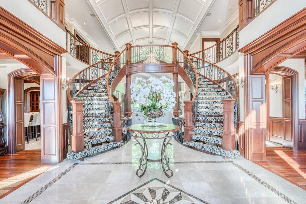 Holiday home French Chateau W/swim & Theatre: 11,700 Sqft *